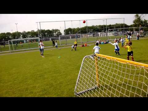 Mels voorzet vv Nieuwerkerk toernooi Soccer Boys