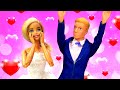 Barbie sceglie un abito da sposa. Giochi per bambini. La vita di Barbie in italiano