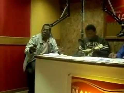 Tiãozinho Cruz cantando, no Vai dar Samba, o samba épico da Em Cima da Hora 1999