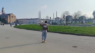 Padova, Giorgio gioca a basket in Prato della Valle: il video
