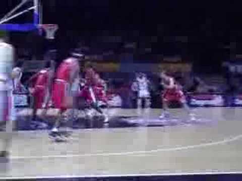 31 17-10-07 BCO-Charleroi - Brunner dunkt een pass van Sam k