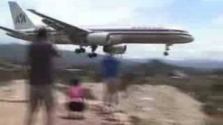 preview picture of video 'Awesome Landing at Toncontín International Airport'