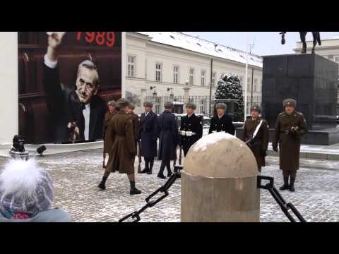 Варшава: смена караула возле Президентск