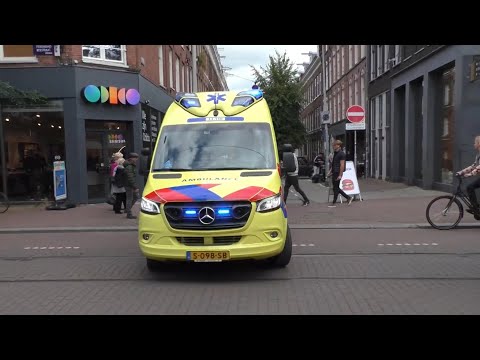 Ambulance met spoed door Amsterdam