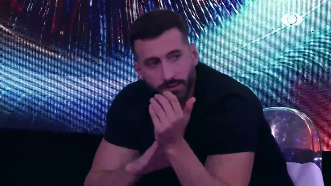 Vijon sfilata e radhës, Danja dhe Loredana pozojnë para djemve