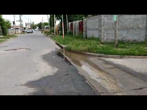 Los vecinos de 82 y 121 conviven con derrames cloacales y pérdidas de agua que destruyen el asfalto, la paciencia y el olfato de todos