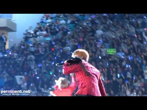 111023 SMTOWN New York Sungmin - Dancing Out [holding perMINent towel]