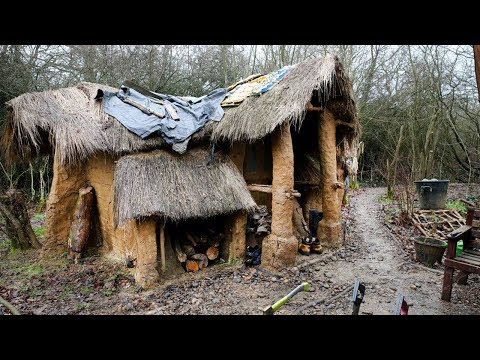 Obdachloser, der im Wald ein Haus aus Lehm und Büschen gebaut hat, soll sein Haus verlassen!