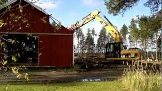 preview picture of video 'Caterpillar 320DL ripping down an old barn [HD]'