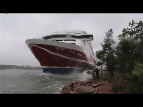 フィンランド沖で座礁した旅客船 (Passenger ferry runs aground off Finland)