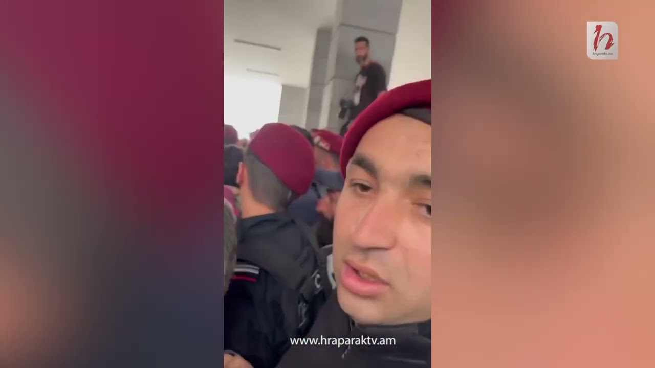 Ոստիկանների և ԱԳՆ շենքի մոտ հավաքվածների միջև հրմշտոց է սկսվել