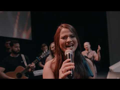 Medley: Ele vem me buscar + E enquanto a igreja canta santo