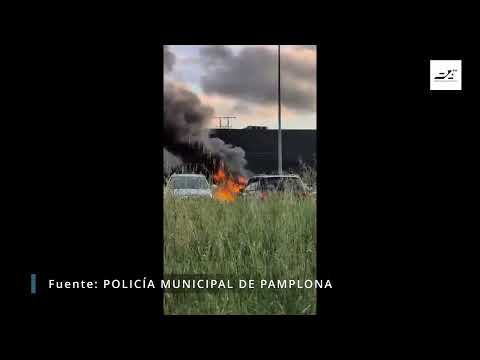 Un vehículo arde en el parking del supermercado Lidl de Cordovilla 