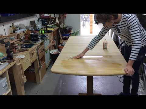 Schleifen und Ölen eines Esstisches