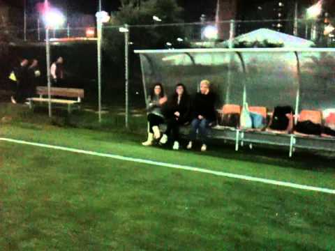 Cristina, Ariela e Gloria colpite da una biglia proveniente dal cielo...