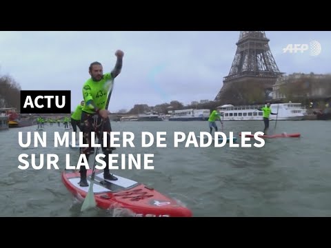 A Paris, un millier de paddles sur la Seine | AFP News
