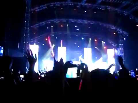 Maroon 5 in Busan - Gangnam Style and Moves LIke Jagger