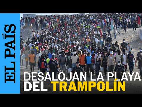 CEUTA | La POLICÍA desaloja a los migrantes de la playa DEL TRAMPOLÍN | EL PAÍS