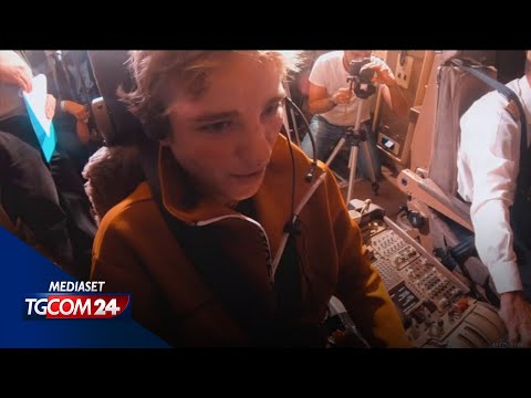 Bebe Vio guida un simulatore di volo e sfida l'astronauta Parmitano