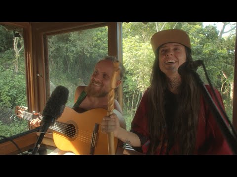 Pachamama Pachakamaq - cantante dourado e luiza rosa