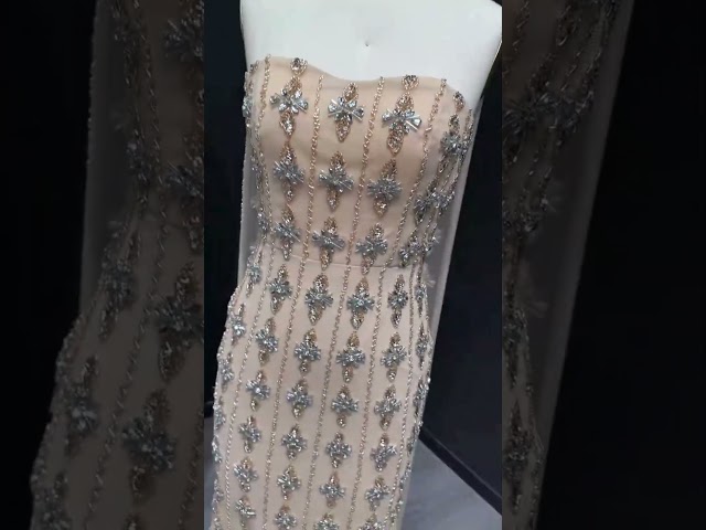 فستان سهرة فاخر مطرز مع وشاح أنيق لحفلات الزفاف الراقية