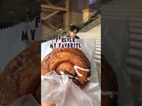 A melhor maneira de relaxar 😎 fazendo compras 🛍️ e comendo donuts🍩 #lifeinsoul #seoulkorea #dunkindonuts #donout