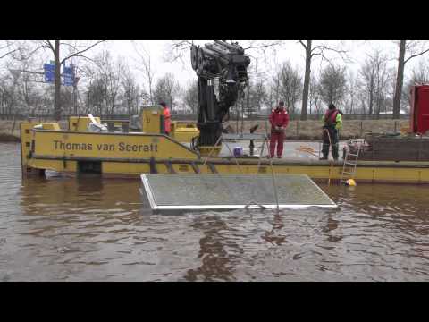 Hoogezand - Gezonken container zorgt voor stremming scheepvaart in het Winschoterdiep