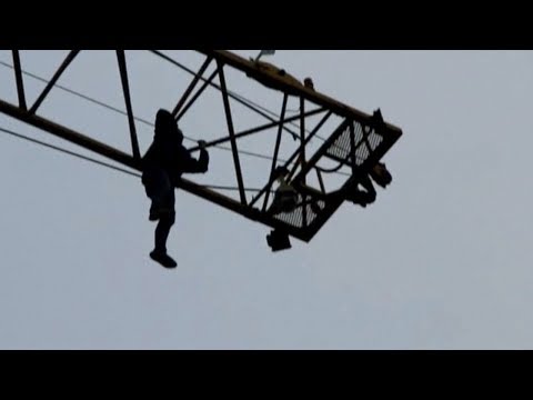 Dramatische Rettung Bauarbeiter sitzt auf Kranausleger fest