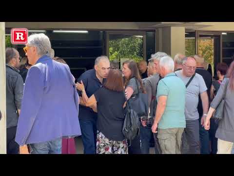 Brat Igora Starovića ispred kapele prima saučešće nakon opela!