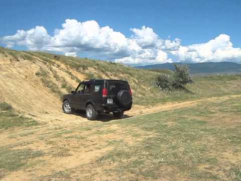 toyota hilux vs land rover discovery 2