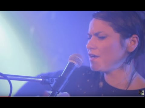 Lenka Dusilova & Baromantika - Smiluje (oficiální video)