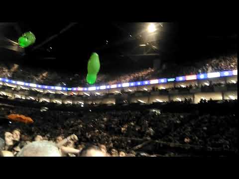 Iron Maiden - London 02 - 10/08/18 fun with green alien balloons