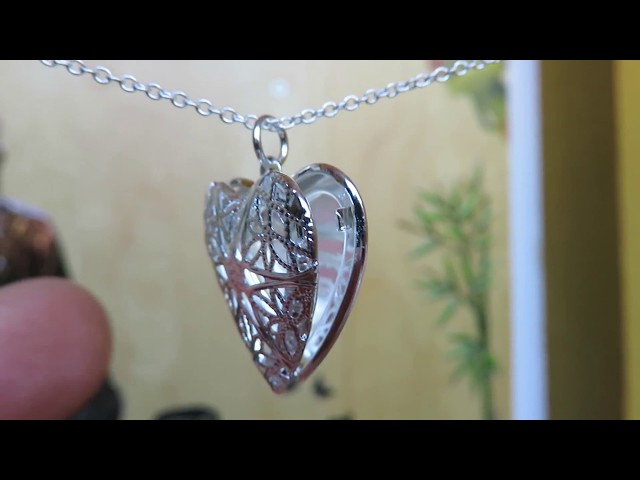 Vídeo relacionado con Relicario de Corazón de Plata de Ley, con Cadena 18 pulgadas