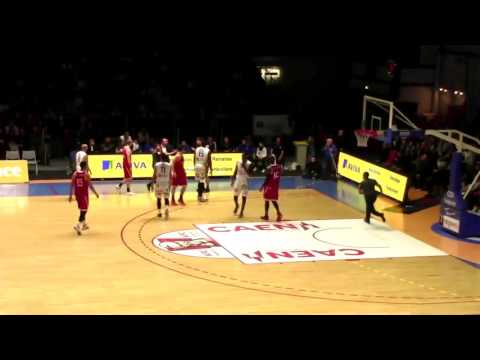 Hervé Coudray envoie un coup d'épaule à un joueur lors d'un match de basket