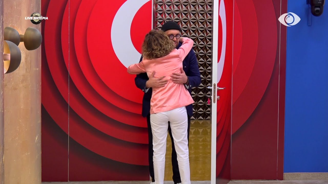 Bie zilja, Liam hyn në shtëpi, Egla e mirëpret