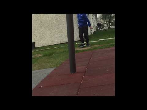 Jag och brorsan leker på en lekplats