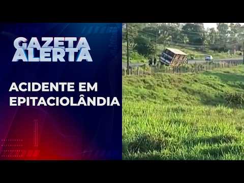Acidente na região de Epitaciolândia: Caminhão com suínos tomba após problema mecânico