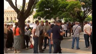 «Ինչի մենք վարկ չունե՞նք, մենք երեխա չենք պահու՞մ». հարյուրավոր քաղաքացիներ կառավարության մոտ են