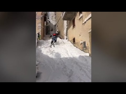 Neve in abbondanza: a Rocca di Cambio, in Abruzzo, si scia tra le strade del paese