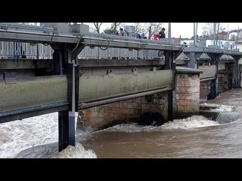 Hochwasser Dreienbrunnen Am Wehr, Gera in den Flutgraben - Erfurt 09.01.2011