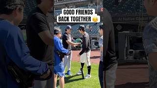 A wholesome pregame moment between Kazuma Okamoto and Jung Hoo Lee ???? 和真が親友のイ・ジョンフ選手と会った! #BlueJays