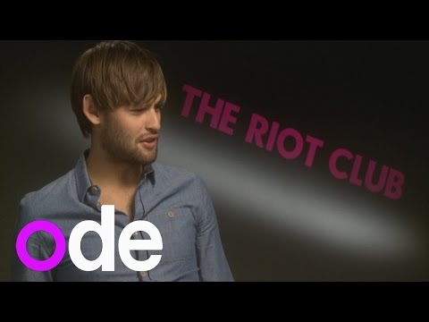 ダグラス・ブースはマイリー・サイラスとデートしている？ライオットクラブに聞く (Is Douglas Booth dating Miley Cyrus? We ask The Riot Club)