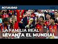 FELIPE VI y LETIZIA levantan la copa junto a sus hijas entre los vítores de los jugadores
