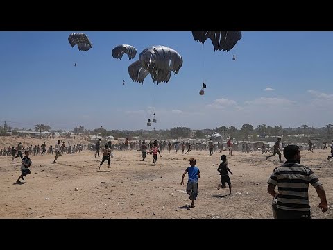 Video Thumbnail: Menschenmengen drängen sich um fallende Hilfsgüter in Gaza