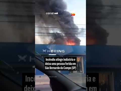 Vítima é socorrida com queimaduras após incêndio em fábrica em São Bernardo do Campo, em São Paulo