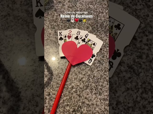 Vídeo relacionado con YCWSSB 5 piezas de accesorios para disfraz de reina, corazón rojo, juego de disfraz con corona de varilla, collar de corazón, pendientes para mujeres y niñas, para cosplay, vestido de fiesta