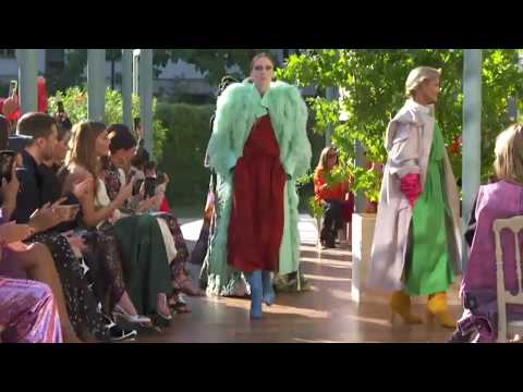 Lauren Hutton FALLS at Valentino Haute Couture Fall/Winter 2019-20 fashion show - Several Angles