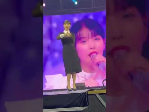 IU came out to dance to her songs in front of the audience in MMA 2021