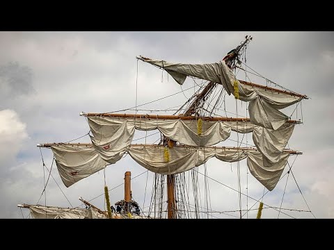 Video Thumbnail: Moments the Mexican navy ship struck the Brooklyn Bridge