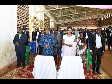 Umukuru w'igihugu Evariste Ndayishimiye n'umutambukanyi wiwe bagendeye Paroisse #Ndava muri #Buraza